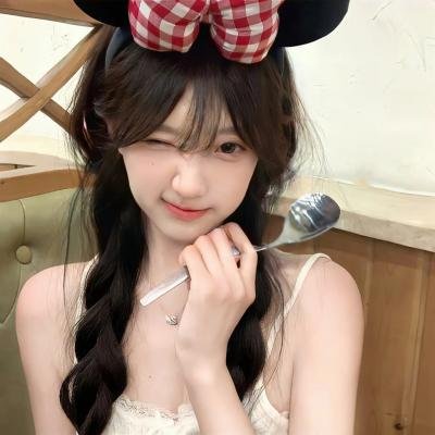 蓝色牛仔裤芬兰小姐
